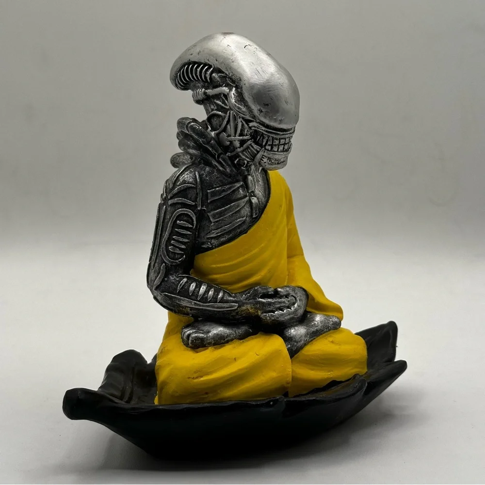 Sci-Fi Alien Romulus xenomorph Buddha monk funny  mashup meditation‎ statue NWOT